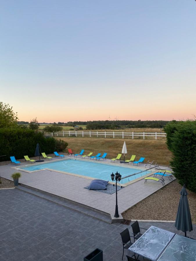 Oyre Kourline Villalunoterie Futuroscope Piscine Spa מראה חיצוני תמונה